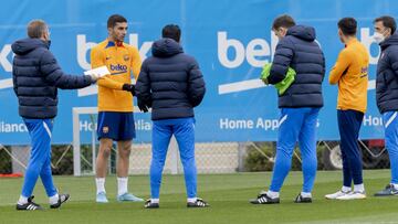 Ferran Torres habla con Xavi en el entrenamiento de ayer antes de viajar a Valencia.