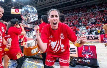 Vega Gimeno celebra la Copa que ganó en 2023 con el Casademont Zaragoza.