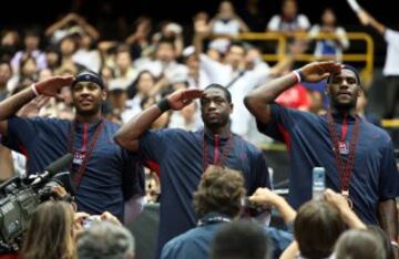 Carmelo Anthony, Dwyane Wade y LeBron James tras ganar la medalla de bronce en el Mundial de 2006.