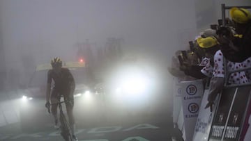 La ciclista neerlandesa Demi Vollering llega a la meta del Tourmalet en la séptima etapa del Tour de Francia Femmes avec Zwift 2023.