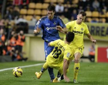 Álvaro Arroyo entre Denis Cheryshev y Jaume Costa.