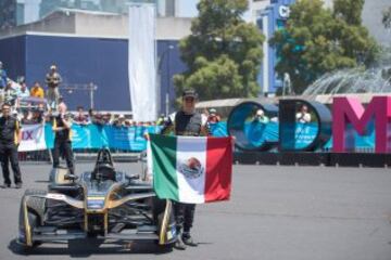 Esteban Gutiérrez 'quemó llanta' de su Fórmula E en Paseo de la Reforma.