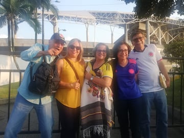 Los aficionados acuden al estadio Hernán Ramírez Villegas para el partido de Colombia frente a Venezuela por la cuarta fecha del Torneo Preolímpico.