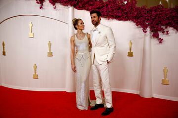 Emily Blunt y John Krasinski posan en la alfombra roja. Ella está nominada a Mejor Actriz de Reparto por Oppenheimer.