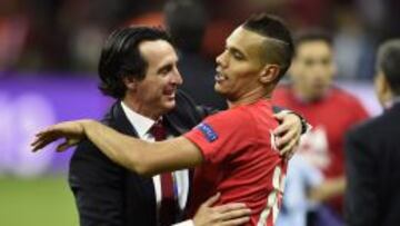 Unai Emery y Timothee Kolodziejczak