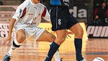 <B>NUEVAS FIGURAS.</B> Danilo no pudo debutar el pasado fin de semana, por faltarle el transfer, pero sí lo hicieron André y Vinicius, también internacionales brasileños. En la imagen, Andre, en su partido con el Caja Segovia frente al Marfil. El brasileño debutó marcando un gol. Por su parte, Vinicius fue expulsado a poco de empezar la segunda parte.