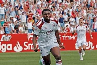 Cuando peor lo tenía el Albacete, al jugar con un hombre menos por expulsión de Djetei, apareció Boyomo por el área para empalmar al fondo de la portería un balón de Juanma García, que se marcó un jugadón.
