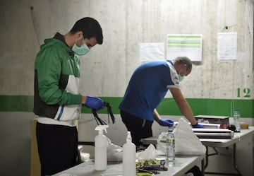 Los voluntarios trabajan en el aparcamiento del estadio Benito Villamarín preparando el material que luego distribuyen a los más necesitados, como es el caso del hogar de ancianos de Santa Justa. 