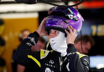 El piloto australiano de Renault F1 Team, Daniel Ricciardo, está utilizando un casco en los test de Fórmula 1 con el que quiere homenajear a la leyenda de Los Ángeles Lakers.