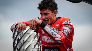 Marc Márquez coloca la placa con su nombre en la Torre de Campeones de MotoGP tras coronarse en el GP de Japón.