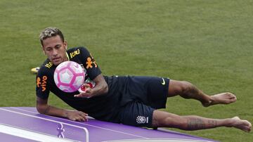 Neymar se divierte junto a Dani Alves jugando al Teqball