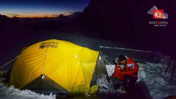 Alex Txikon descansa en un campamento.