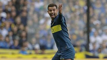 Edwin Cardona en acción durante el partido entre Boca Juniors y Rosario Central en La Bombonera por la Superliga Argentina