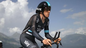 Thomas back on bike after Giro crash