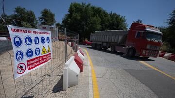 Camiones a su paso por el puente de Zulema durante el día del inicio de las obras de su renovación, a 14 de julio de 2025, en Alcalá de Henares, Madrid (España). La Comunidad de Madrid ha iniciado las obras de renovación del nuevo Puente de Zulema, que comunica los municipios de Alcalá de Henares y Villalbilla, con el objetivo de facilitar la movilidad de peatones y ciclistas que transitan por esta infraestructura de la carretera M-300 sobre el río Henares.
14 JULIO 2025
Eduardo Parra / Europa Press
14/07/2025