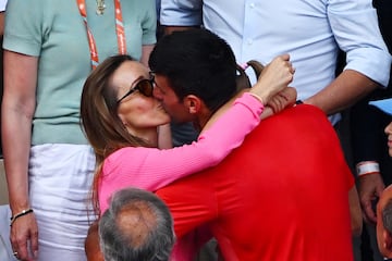 El serbio Novak Djokovic celebra su 23º Grand Slam tras ganar al noruego Casper Ruud por 7-6 (1), 6-3 y 7-5. En la foto, Djokovic besa a su mujer Jelena.   