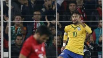 Neymar Jr celebra a tras marcar un gol ante Turquía.