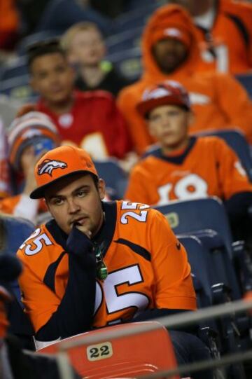 Y el otro lado de la moneda. Aqu¨ª un fan de Peyton Manning viendo el ocaso de su ¨ªdolo. Cara de estar disfrutando mucho con el partido no tiene.