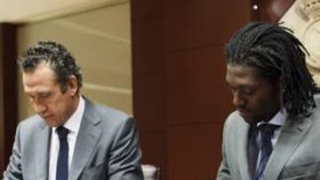 <b>CONTRATO. </b>Adebayor firmó ayer, con Valdano a su lado, su vinculación al Madrid hasta el 30 de junio.