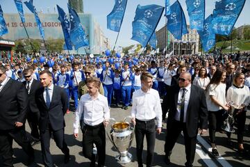 Andriy Shevchenko, embajador de la UEFA Champions League, llegando con el trofeo a Kiev.