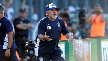 AME4058. LA PLATA (ARGENTINA), 08/12/2019.- El entrenador de Gimnasia y Esgrima, Diego Armando Maradona (c) reacciona tras el primer gol de su equipo, este domingo, durante un partido entre Gimnasia y Esgrima ante Central C&oacute;rdoba por la Superliga del f&uacute;tbol argentino, en el estadio Juan Carmelo Zerillo de La Plata, Buenos Aires (Argentina). EFE/ Demian Alday Est&eacute;vez