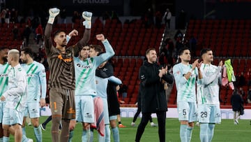 Los jugadores del Betis celebran la victoria.