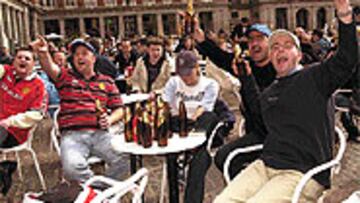 <b>CERVEZA EN LA PLAZA MAYOR.</b> Hace tres años, los hooligans del Man U agotaron la cerveza en la Plaza Mayor.