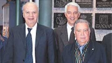 <b>EN FAMILIA. </b>Pedro Ferrándiz (a la derecha) ejerció de anfitrión del griego Vassilako-pulos, presidente de FIBA Europa (a la izquierda) y de Nar Zanolin, director general.