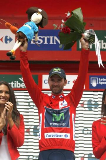 El ciclista murciano del equipo Movistar, Alejandro Valverde, posa en el podio con el maillot de líder de la general, tras la octava etapa de La Vuelta Ciclista a España 2014, en su 69 edición, que ha partido de Baeza (Jaén) y ha terminado en Albacete, con una distancia de 207 kilómetros. 