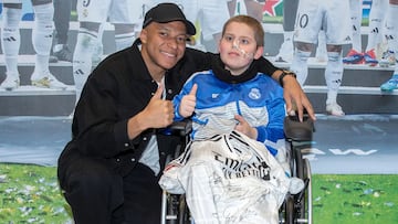 Lorenzo, con Kylian Mbapp, y un regalo muy especial: una camiseta del Real Madrid firmada por todos los jugadores.