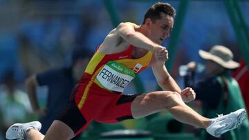 Sergio Fern&aacute;ndez compite en los 400m vallas de atletismo  durante los Juegos Ol&iacute;mpicos R&iacute;o 2016 en R&iacute;o de Janeiro.