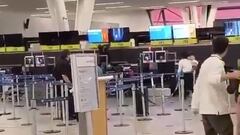 El minuto de furia de un pasajero que terminó con daños millonarios en el Aeropuerto de Santiago