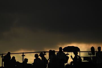 Espectadores esperando a que la lluvia pare en la pista de Wimbledon.
