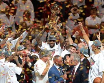 LeBron James con los Miami Heat sostiene el trofeo como campeones de la NBA de 2012.