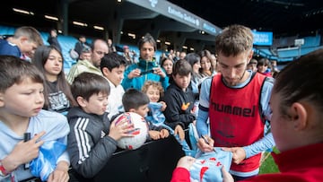 Óscar Mingueza firma autógrafos a los aficionados en Balaídos.