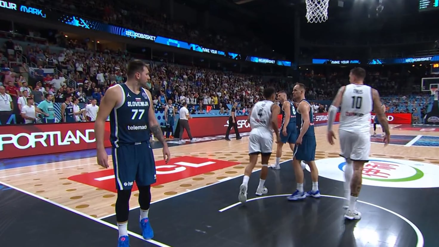 El vacile de un alemán a Eslovenia con el partido sentenciado: tienen que ver la reacción de Doncic El vacile de un alemán a Eslovenia con el partido sentenciado: tienen que ver la reacción de Doncic
