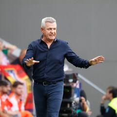 Javier Aguirre, aplaudido en el Metropolitano por la afición del Atlético de Madrid