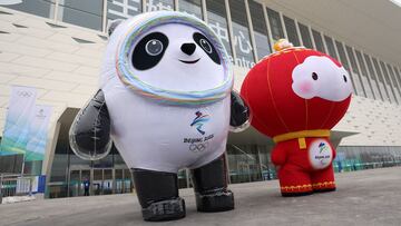 Imagen de las mascotas Bing Dwen Dwen y Shuey Rhon Rhon en la puerta del Media Center de los Juegos Ol&iacute;mpicos de Invierno de Pek&iacute;n 2022.