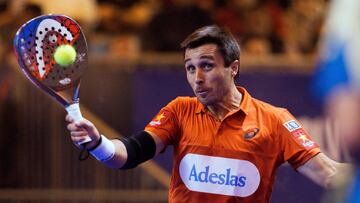 GRAF2643. MADRID, 16/12/2017.- El argentino Fernando Belasteguin durante la semifinal masculina del Estrella Damm Master Final, el &uacute;ltimo torneo del circuito profesional World Padel Tourdisputado hoy en el pabell&oacute;n 10 de IFEMA en Madrid. EFE/Javier L&oacute;pez