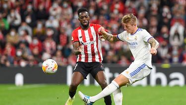 Athletic Bilbao's Spanish forward Inaki Williams (L) vies with Real Madrid's German midfielder Toni Kroos during the Spanish league football match between Athletic Club Bilbao and Real Madrid CF at the San Mames stadium in Bilbao on December 22, 2021. (Photo by Ander GILLENEA / AFP)