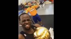 Draymond Green celebró su segundo anillo... en el gimnasio
