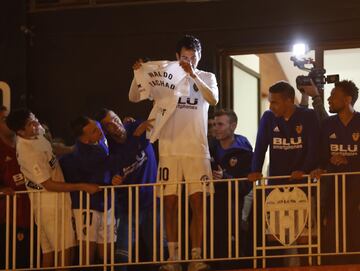 Los jugadores del Valencia celebraron la clasficación para la final de la Copa del Rey. En la imagen, Dani Parejo.