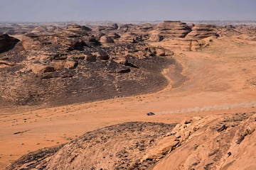 El piloto francés de Audi Stéphane Peterhansel y su copiloto francés Edouard Boulanger conducen su coche durante la etapa prólogo. 