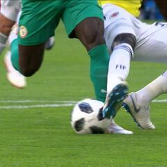 El VAR anuló el penalti de Sánchez sobre Mané