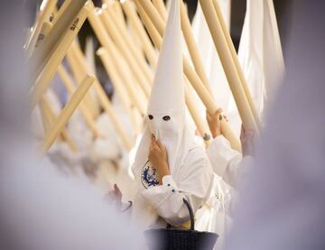 Nazarenos de La Candelaria, en la Semana Santa de Sevilla 2017