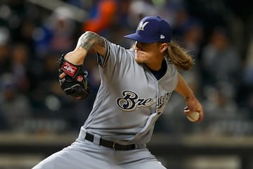 El lanzador de los Brewers convenció al equipo de integrarse a él a los 23 años y los convenció de ser el mejor pitcher disponible. Su ERA es de 1.86 (uno de los mejores en el roster) y cuenta con un promedio de victorias y derrotas de 500% en sus dos años dentro de la MLB.