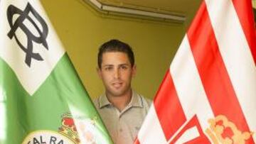<b>EN EL CORAZÓN. </b>Manu, el hijo de Manolo, con las banderas de los dos equipos de su vida.