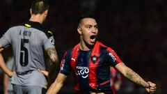 Paraguay&#039;s Cerro PortexF1o Angel Cardozo celebrates after scoring against Uruguay&#039;s PexF1arol during their Copa Libertadores group stage football match, at the General Pablo Rojas stadium in Asuncion, on April 27, 2022. (Photo by NORBERTO DUARTE