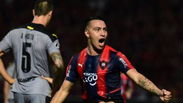 Paraguay&#039;s Cerro PortexF1o Angel Cardozo celebrates after scoring against Uruguay&#039;s PexF1arol during their Copa Libertadores group stage football match, at the General Pablo Rojas stadium in Asuncion, on April 27, 2022. (Photo by NORBERTO DUARTE