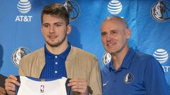 Luka Doncic junto a Rick Carlisle, entrenador de Dallas Mavericks.